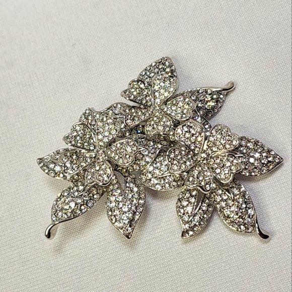Signed Articlating Large Floral Silver White Crystal Brooch - Picture 15 of 16